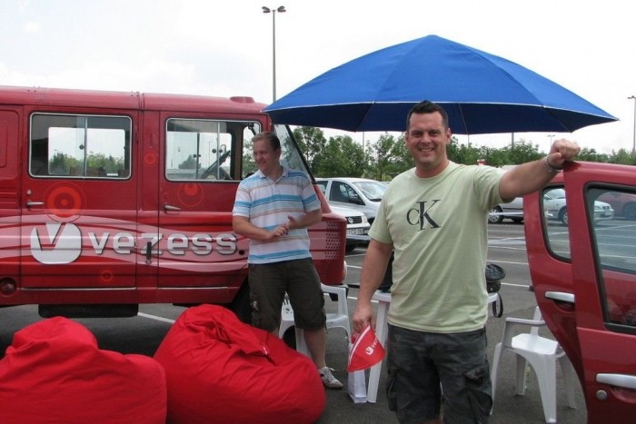 Vezess lájv a budaörsi Auchannál 6 | Vezess Közönségünk lelkes tagja, egy önként pózoló új Vezess-olvasó