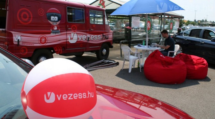 Csendélet vezess.hu-s labdával, Zukkal, Andrással