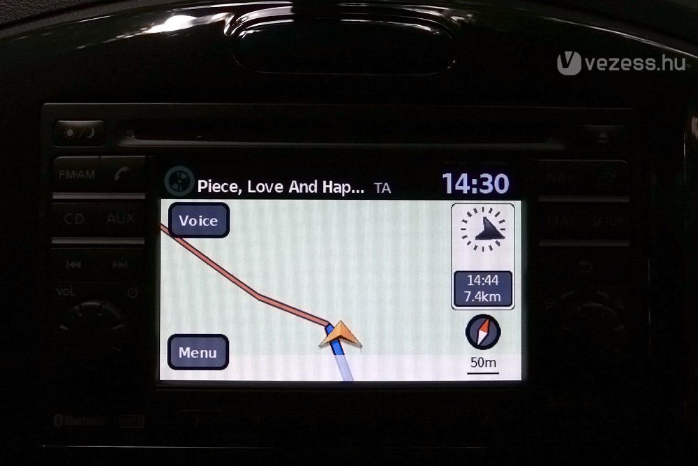 Egyszerű kivitelű navigációs berendezés. A képe nem a legszebb, de legalább olcsó