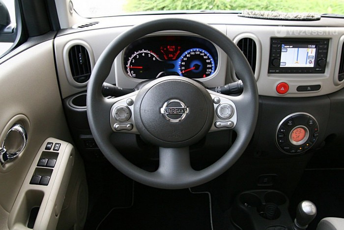 Rengeteg gomb a kormányon