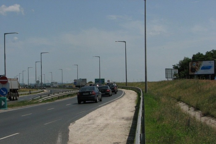 Nagyon veszélyes hely, indokolt az 50. (A mérőkocsi széle látszik jobbra fent)