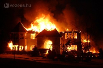 Elvették a jogsiját, felgyújtotta a házát