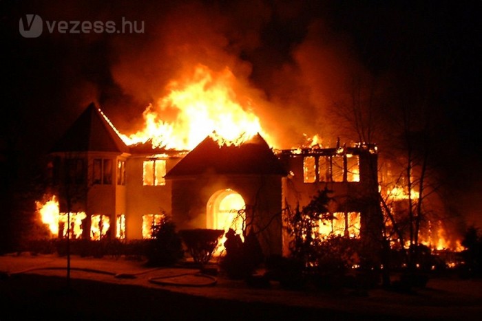Elvették a jogsiját, felgyújtotta a házát
