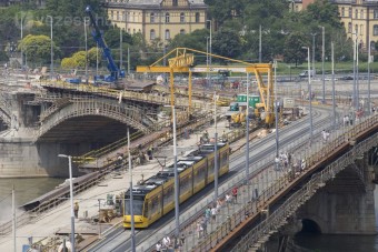 Ismét a Margit hídon áll Chuck és Norris