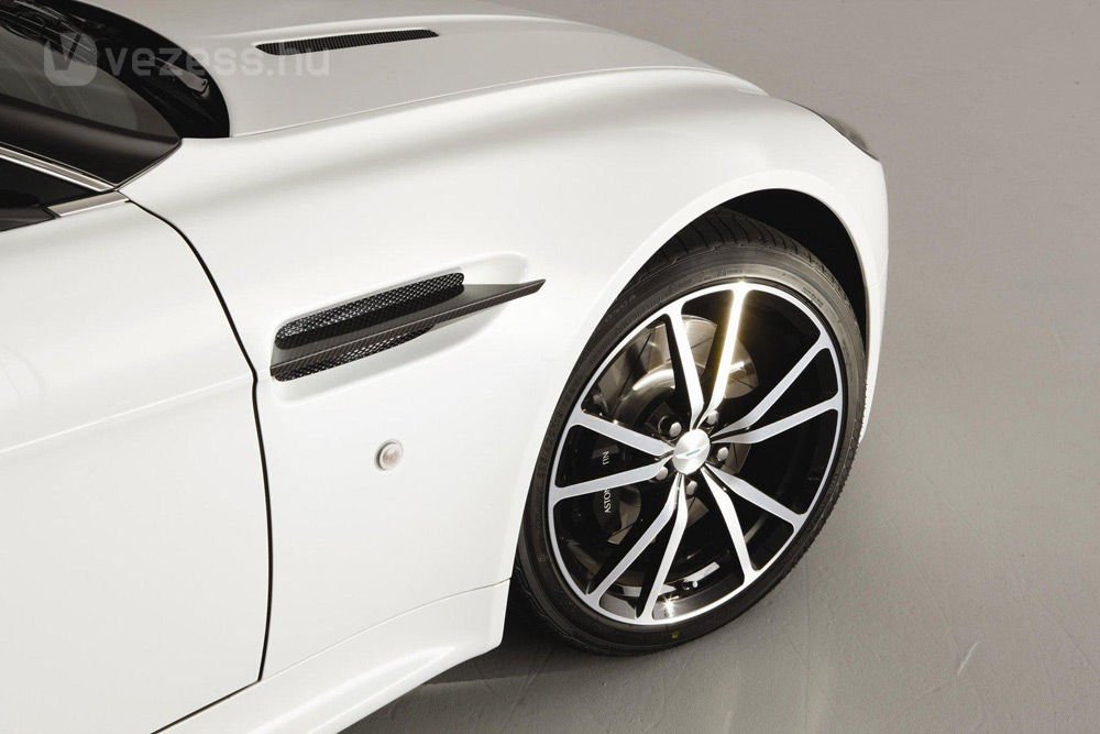 Versenyre született Aston Martin 5