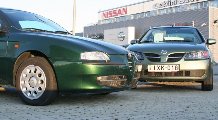 Nagyjából 900 ezer forintért találni benzines 147-es Alfákat 2001-ből, a hasonló korú Almerák ára körülbelül 800 ezer forinttól indul