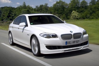 Új BMW Ötös 500 lóerővel