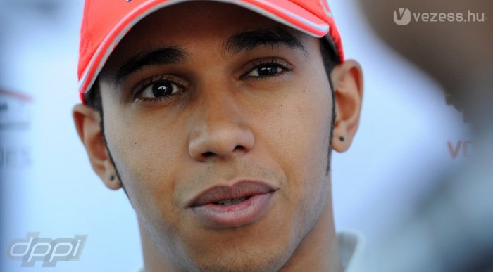 Hamilton leborul főnökei előtt