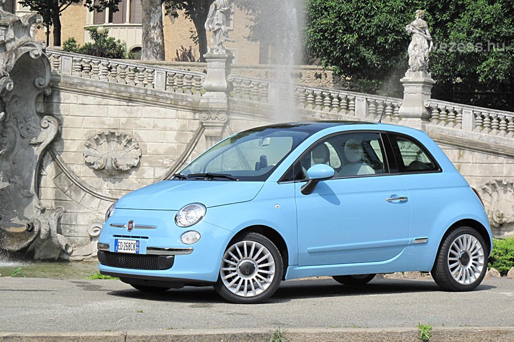 Strandkorlátkék Fiat 500-as