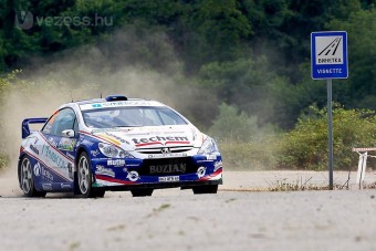 Turán verte a gyári Fordokat