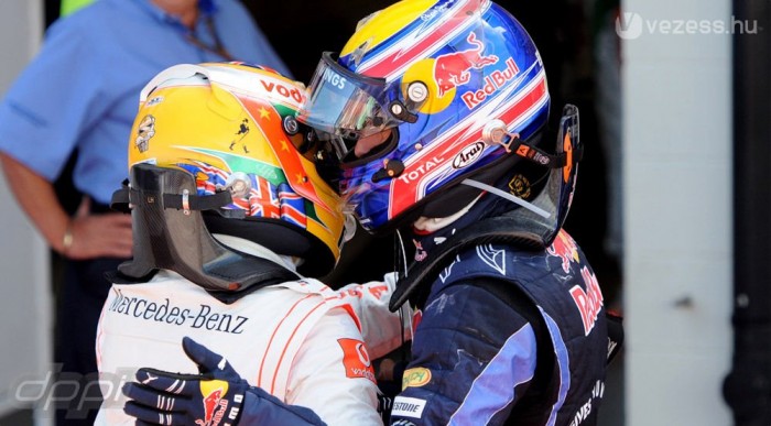 Hamilton az ász, Webber nyomul a bukiknál