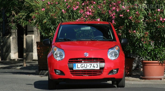 2,3 millió forintba kerül az új Alto, amely egyféle motorral és csak GLX AC kivitelben kapható, négy légzsákkal és sok más extrával