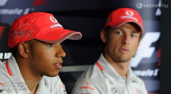 Ingyenjegyet osztogat Button és Hamilton