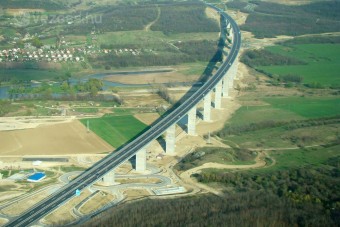 Furcsa baleset az M7-esen