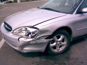 Összetörte, otthagyta, tagadja