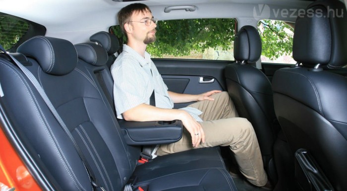 Napfénytetővel is tágas az utastér hátul