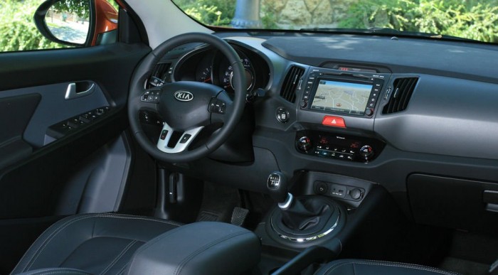 Kulturált belül a Sportage, szépek a műanyagfelületek is