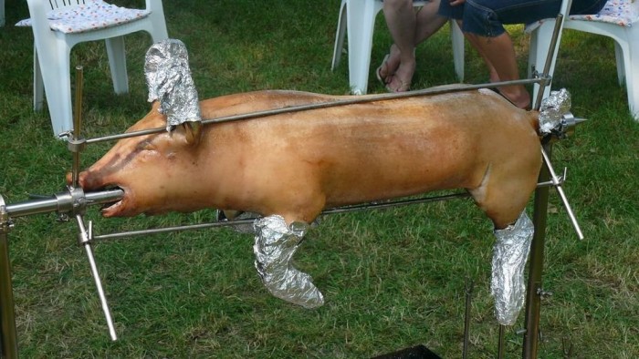 A pezsgősüvegtől ilyen szép a tartása