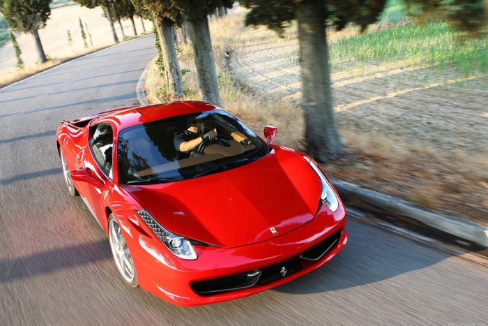 Itt az új verseny-Ferrari 4 | Vezess Az utcai autóval azonosan 570 lóerős