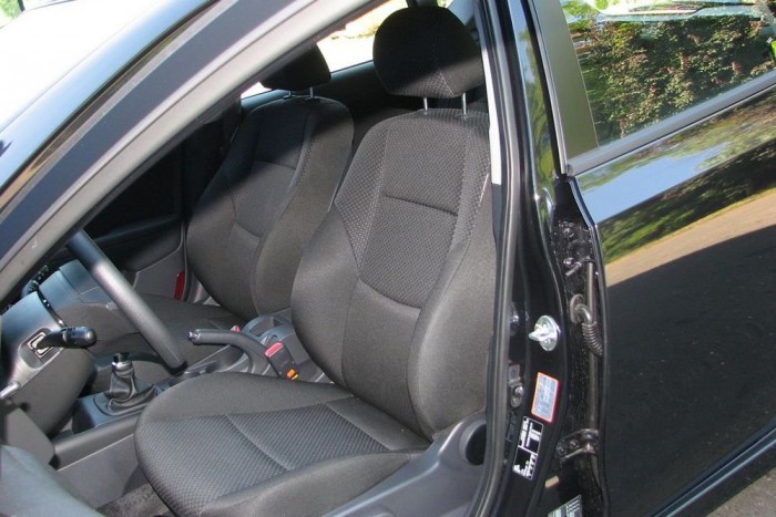 Kényelmes a műszálas, sprőd ülés