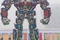 10 méteres Transformer, az olimpiai stadion mellett. A kínaik a rajonganak az áváltozó robotokért!