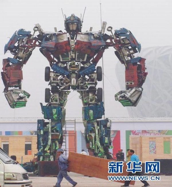 10 méteres Transformer, az olimpiai stadion mellett. A kínaik a rajonganak az áváltozó robotokért!