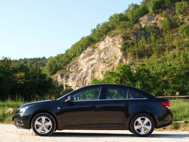 Klasszikus négyajtós felépítés. Látszik, hogy annak is szánták, hiszen a hátsó rész harmonikus folytatása az elejének. Jól felszerelt, jól is megy. Mindössze pár apróságon kellene javítani, hogy még vonzóbb legyen. 