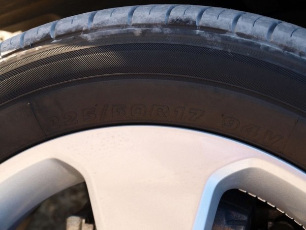 Szép nagy kerekeken gurul, ennek ellenére inkább komfortos,  mint sportos