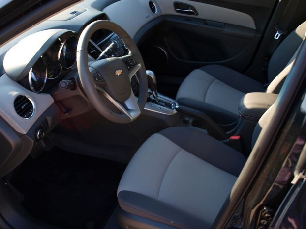 Elől nagyon kényelmes. Végre egy új autó, aminek a középkonzolja nem nyomja a jobb térdemet