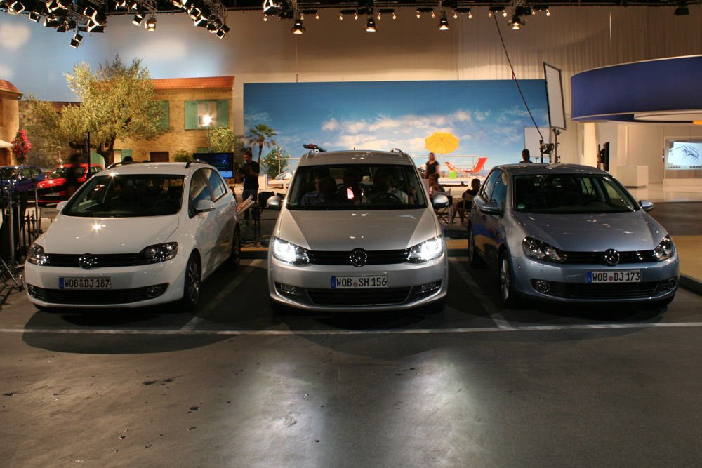 Egyenarcú autók. Balra egy Golf Plus, középen a Sharan, jobbra egy Golf VI