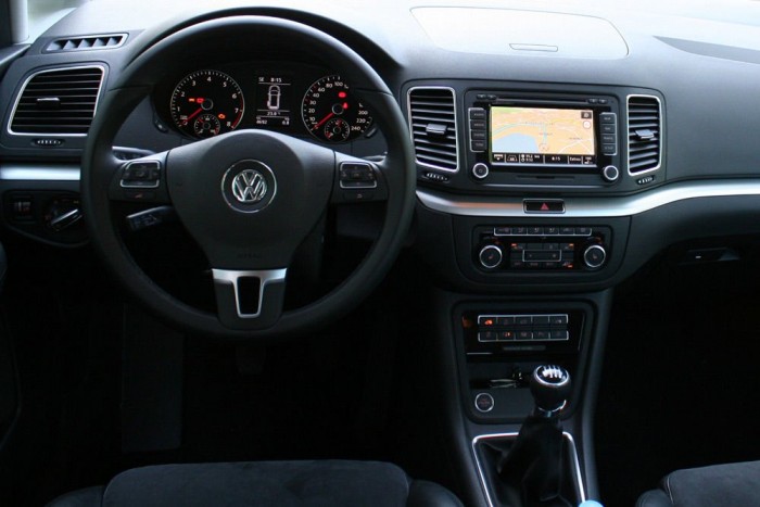 Új családi autó a Volkswagentől 15 | Vezess Jó a minőségérzet, a kormány végre nem fekszik teherautósan