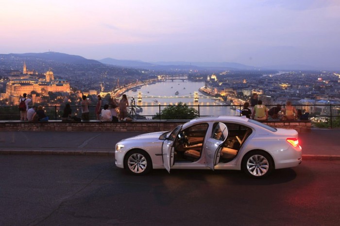 Az elektromos hajtás önmagában nem üzemel, csak a gyorsításban és az alacsonyabb fogyasztásban segít, mint a KERS az F1-ben