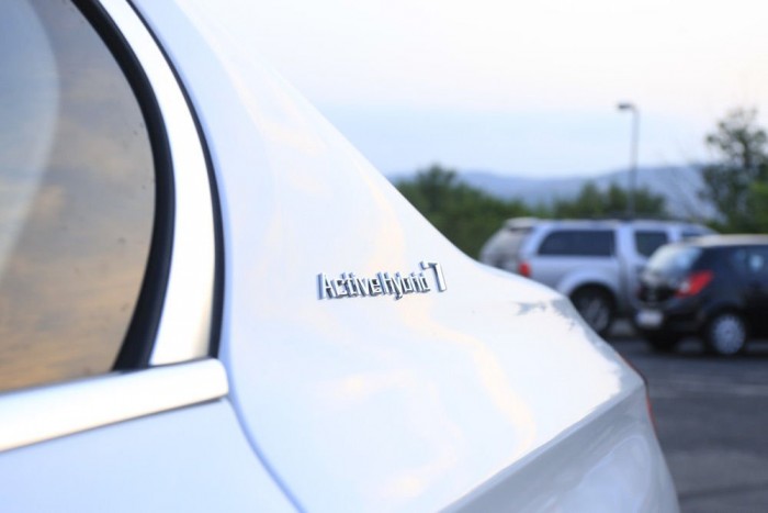 Eltérő hibridhajtást kínál különböző modelljeihez a BMW, a heteshez lítium-ion akku jár