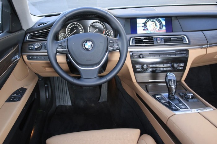 8 millió forintnak megfelelő extrát rejtettünk el a kocsi belsejében