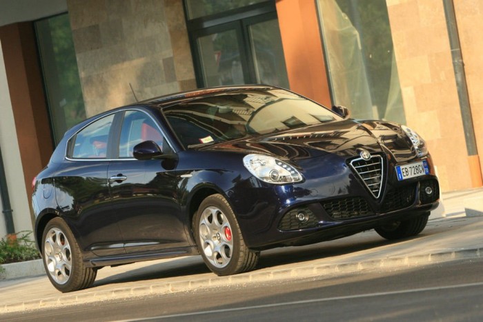 Már 15 éve is darázsfészekbe nyúlt az Alfa Romeo 2 | Vezess Anno a 147 vagy főleg a 156 nagyobb dobás volt, de most is erős pont a formaterv