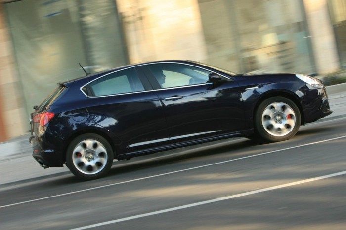 Exkluzív teszt: Alfa Giulietta 2,0 JTD 12 | Vezess Elsőkerék-hajtású autóban ritka az ennyire jó futómű