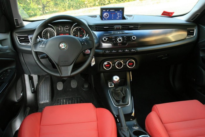 Exkluzív teszt: Alfa Giulietta 2,0 JTD 7 | Vezess Nem mindenütt puha a műszerfal teteje, de jó a minőségérzet