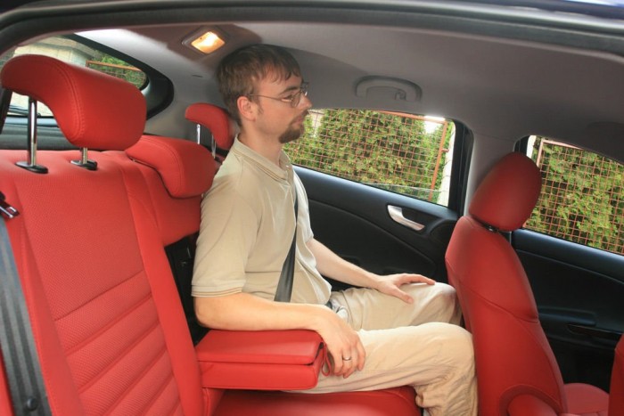 Exkluzív teszt: Alfa Giulietta 2,0 JTD 10 | Vezess Hátul a lábtérrel nincs baj, a fejnek jut kevés hely