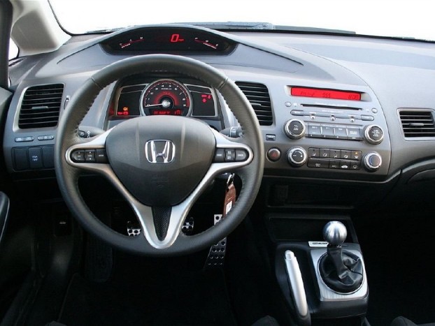 Lehet, hogy a gyári fejegység teljesítménye kevés, de ez illik legjobban a műszerfalba