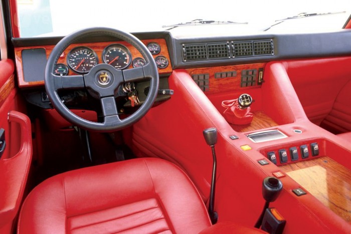 Terepjáró a Lamborghinitől? 6 | Vezess Négyszemélyes belsővel