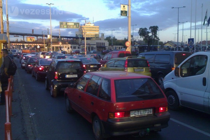 Forgalomból kivont járművek ezrei az utakon