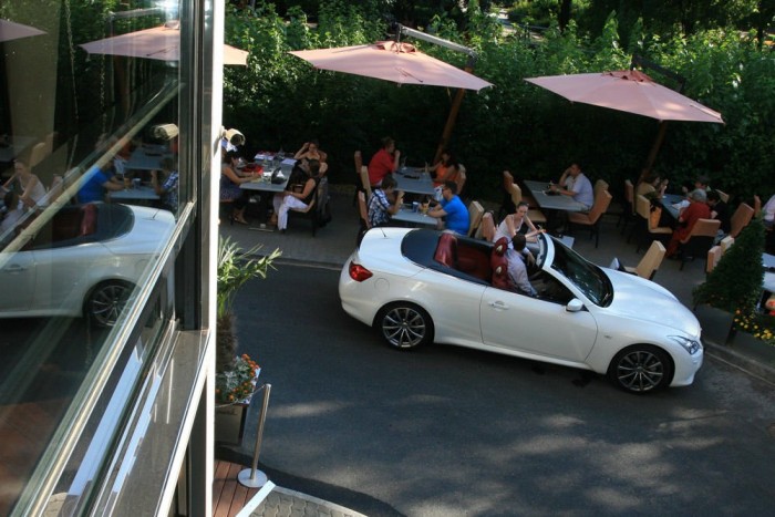 Elegáns helyen is öltöztet a japán kabrió