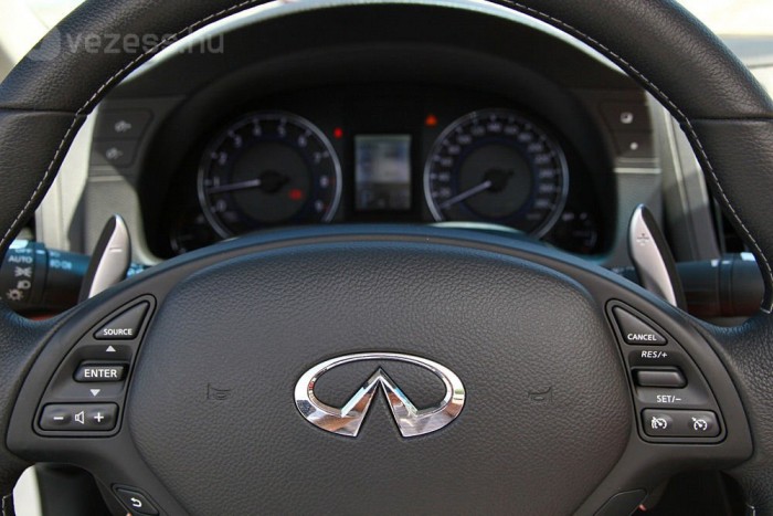 A kormány mögötti fülekkel is kapcsolható a hét fokozat