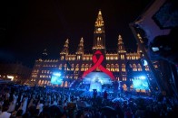 A piros szalag az AIDS ellenes harc jelképe.