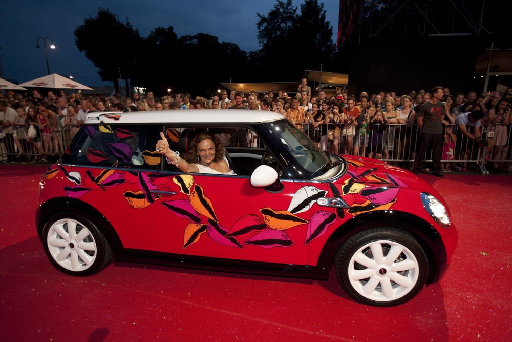 Diane von Furstenberg az általa tervezett csókos autóban érkezett a vörös szőnyegre.