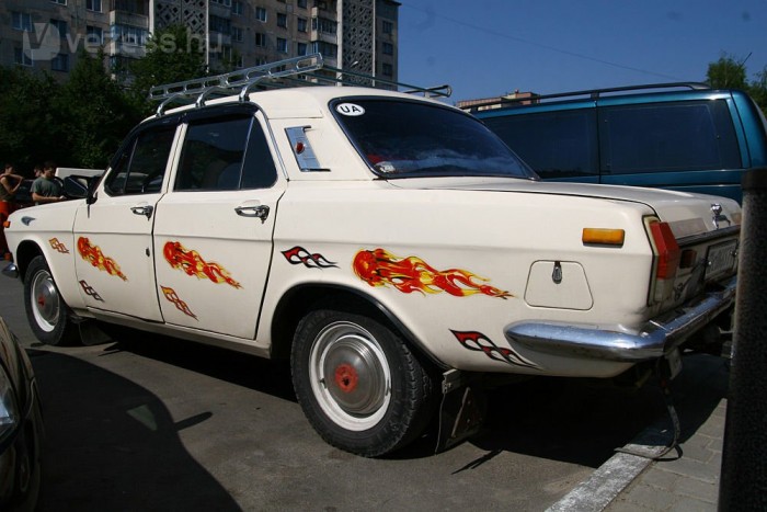 A piros festékfolt sokat dob a dísztárcsán