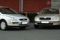 Egyformán 2005-ös autók, közel azonos áron. A nagy különbség a motortérben van: a Focus TDCi, az Octavia sima szívó ezerhatos benzines. Melyiktől mit várhatunk használtan?