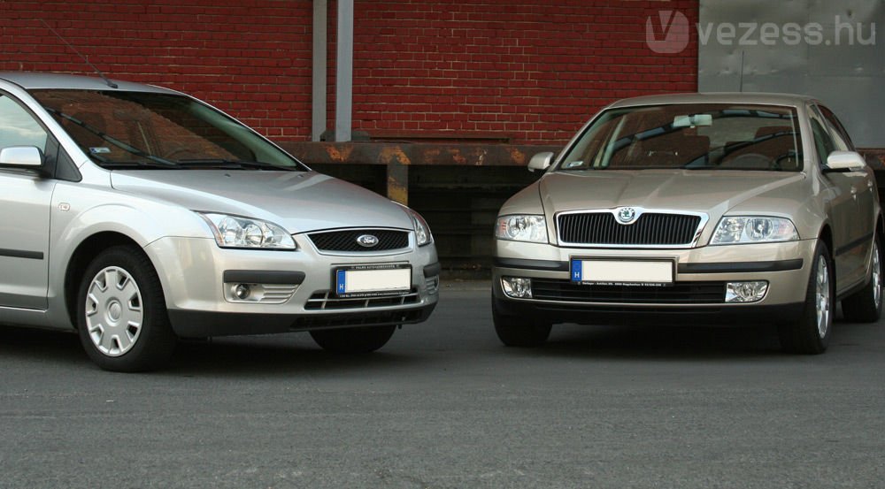 Egyformán 2005-ös autók, közel azonos áron. A nagy különbség a motortérben van: a Focus TDCi, az Octavia sima szívó ezerhatos benzines. Melyiktől mit várhatunk használtan?