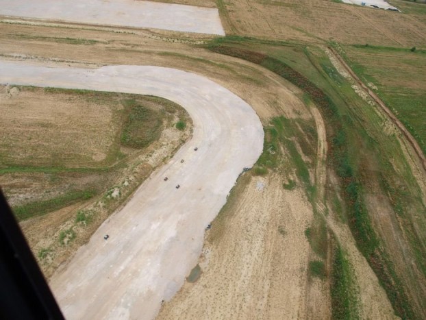 300 méteres magasságból gokartpályának tűnt, ám a képen légypiszok méretű quadosok jól szemléltetik az igazi szélességet