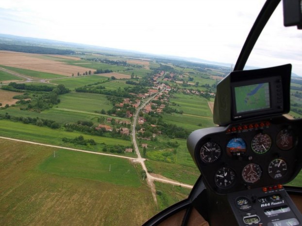 A pálya gyakorlatilag a falu végében található